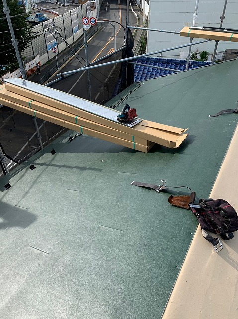 スレート屋根から横暖ルーフを使った屋根カバー工事を行いました！川口市屋根カバー工事　横暖ルーフαｓ　ニチハ　センタールーフ　スレートボロボロ　ガルバリウム鋼板　